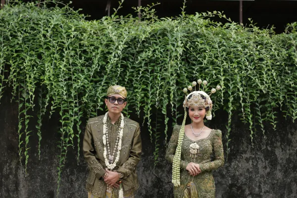 Pengantin di Teras Darsa wedding venue outdoor Kalideres Jakarta Barat